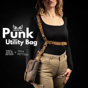 Puede incluir: Un bolso utilitario de cuero marrón con un sistema de correas tipo arnés. El bolso se lleva cruzado y tiene forma rectangular con cierre de solapa. El texto "Punk Utility Bag" se muestra en blanco.
