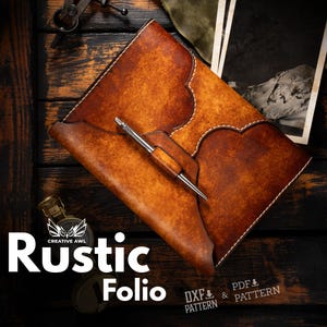 Pode incluir: Um caderno de couro rústico com uma caneta, sobre um fundo de madeira escura. O caderno tem uma cor castanha quente com costuras decorativas. O texto "Rustic Folio" é exibido em branco.