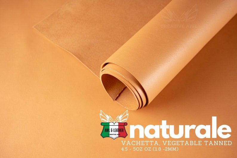 Puede incluir: Primer plano de una pieza de cuero marr&oacute;n claro enrollada. El cuero est&aacute; etiquetado como "naturale Vachetta, Vegetable Tanned 4.5 - 5 oz (1.8 - 2mm)".