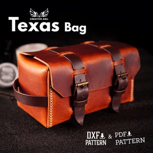 Può includere: Una borsa in pelle marrone con due fibbie e una tracolla in pelle marrone. La borsa è etichettata "Texas Bag" e ha il testo "DXF PATTERN & PDF PATTERN" in basso.