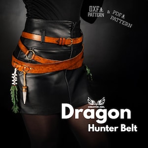 Könnte beinhalten: Schwarze Ledershorts mit einem braunen Ledergürtel mit dekorativer Schnalle und einem hängenden Anhänger. Der Gürtel umschließt die Taille und ist geschichtet. Der Text "Dragon Hunter Belt" ist sichtbar.