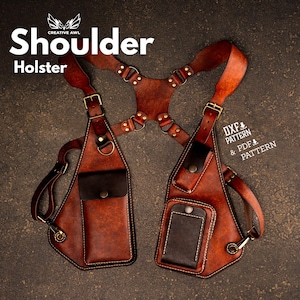Könnte beinhalten: Ein braunes Leder-Schulterholster mit zwei Taschen. Das Holster ist so konzipiert, dass es über der Brust getragen werden kann und verstellbare Riemen hat. Der Text "Shoulder Holster" ist oben im Bild gedruckt. Der Text "DXF & PATTERN & PDF & PATTERN" ist rechts im Bild gedruckt.