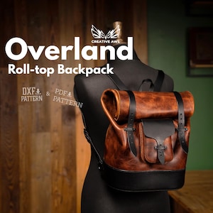 Op de afbeelding: Een bruin-zwarte roll-top rugzak met het woord "Overland" in het wit. De rugzak is gemaakt van leer en heeft verstelbare riemen en gespen. De afbeelding bevat ook de tekst "DXF & Pattern" en "PDF & Pattern".