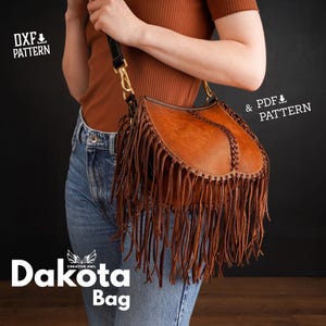 Può includere: Una borsa Dakota in pelle marrone con dettagli a frange. La borsa è indossata da una persona che indossa una maglia marrone e jeans blu. Il testo "Dakota Bag" è visibile nella parte inferiore dell'immagine. Il testo "DXF & PATTERN" è visibile nell'angolo in alto a sinistra dell'immagine. Il testo "& PDF & PATTERN" è visibile nell'angolo in alto a destra dell'immagine.