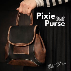 Puede incluir: Un bolso Pixie negro y marrón con costuras blancas y un asa superior es sostenido. El bolso tiene un cierre de solapa y una forma redondeada. El texto "Pixie Purse" se muestra en blanco.