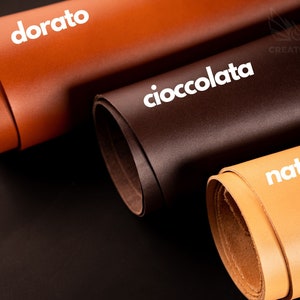 Puede incluir: Tres rollos de cuero en diferentes colores: marr&oacute;n, marr&oacute;n oscuro y marr&oacute;n claro. El cuero est&aacute; etiquetado como "dorato", "cioccolata" y "naturale".