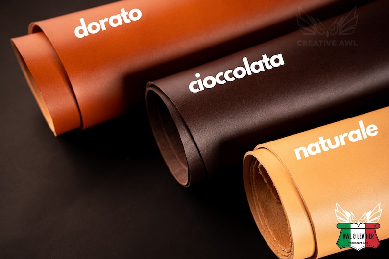 Puede incluir: Tres rollos de cuero en diferentes colores: marr&oacute;n, marr&oacute;n oscuro y marr&oacute;n claro. El cuero est&aacute; etiquetado como "dorato", "cioccolata" y "naturale".