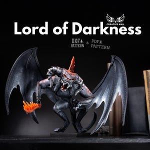 以下が含まれることがあります： 大きな翼と燃えるような武器を持つ、暗い灰色のロード・オブ・ダークネスのフィギュア。このフィギュアは、黒い背景に対して、不気味な表情をしています。「ロード・オブ・ダークネス」の文字が白で表示されています。