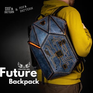 Może przedstawiać: Futurystyczny plecak w kolorze niebieskim i czarnym z pomarańczowymi i złotymi detalami. Posiada wzór płytki drukowanej i napis "Future Backpack".