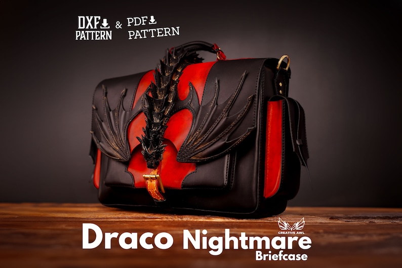 Op de afbeelding: Een zwarte leren aktetas met een rood drakenontwerp. De aktetas heeft een klep met een gouden gesp en een drakenrugdetail. De tekst "Draco Nightmare Briefcase" is onder de afbeelding gedrukt.
