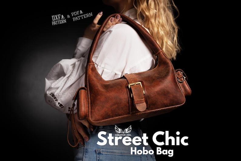 Puede incluir: Un bolso hobo de cuero marr&oacute;n con cierre de hebilla y un peque&ntilde;o bolsillo lateral. El bolso lo lleva una persona que lleva una camisa blanca y pantalones vaqueros azules. El texto "Street Chic Hobo Bag" est&aacute; impreso debajo del bolso.