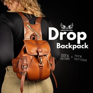 Könnte beinhalten: Ein brauner Lederrucksack mit Klappenverschluss, Seitentaschen und verstellbaren Trägern. Der Rucksack hat eine Reißverschlusstasche auf der Rückseite und einen goldfarbenen Verschluss. Der Text "Drop Backpack" ist weiß dargestellt.