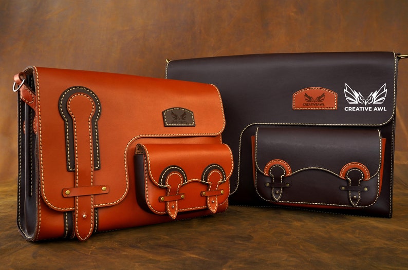 Puede incluir: Dos bolsos de cuero en un esquema de color marr&oacute;n y naranja. El bolso m&aacute;s grande tiene una solapa con una correa de cuero marr&oacute;n y una hebilla. El bolso m&aacute;s peque&ntilde;o tiene una solapa con una correa de cuero marr&oacute;n y una hebilla. Ambos bolsos tienen un bolsillo en la parte delantera. El bolso m&aacute;s grande tiene el texto "CREATIVE AWLS" en la parte delantera.