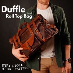 Puede incluir: Una bolsa de lona de cuero marrón con cierre de rollo y múltiples hebillas. La bolsa está siendo sostenida por una persona que lleva una camisa verde y pantalones caqui. El texto "Duffle Roll Top Bag" se muestra encima de la bolsa. El texto "DXF & PDF PATTERN" se muestra debajo de la bolsa.