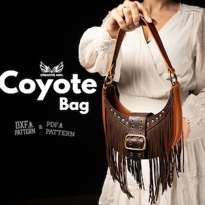 Może przedstawiać: Brązowa skórzana torba Coyote z frędzlami, klamrą i ćwiekami. Torba ma zakrzywiony kształt i pasek na ramię. Tekst "Coyote Bag" jest wyświetlany na biało, wraz z "DXF & PDF PATTERN".
