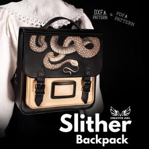 Può includere: Zaino in pelle nera e beige con un disegno di serpente sulla patta. Lo zaino ha un manico e spallacci regolabili. Il testo "Slither Backpack" è visualizzato nella parte inferiore dell'immagine.