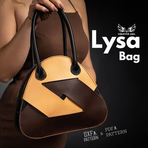 Puede incluir: Un bolso de mano geométrico en marrón y beige, con asas y detalles negros. El bolso tiene un diseño único, con el texto "Lysa Bag" en blanco. La imagen también incluye el texto "DXF & Pattern" y el logotipo de Creative Awl.