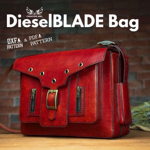 Könnte beinhalten: Rote Ledertasche mit Klappenverschluss, zwei Fronttaschen und einer Reißverschlusstasche an der Seite. Die Tasche hat einen Riemen und der Text "DieselBLADE Bag" und "DXF & PDF PATTERN" ist oben aufgedruckt.