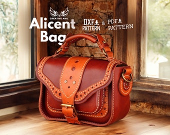Puede incluir: Un bolso de cuero marrón con asa superior y bandolera. El bolso tiene una solapa con cierre de hebilla y costuras decorativas. El bolso está etiquetado como "Alicent Bag" y "DXF & PDF PATTERN".