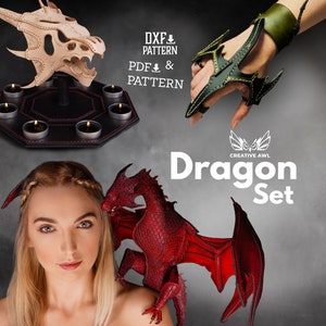 Puede incluir: Un conjunto de artesanías de dragón de cuero, que incluye un portavelas de cráneo de dragón, un brazalete de garra de dragón y una figura de dragón. El conjunto está disponible como descarga digital con patrones PDF y DXF. El texto "Dragon Set" se muestra en letras blancas sobre un fondo gris.