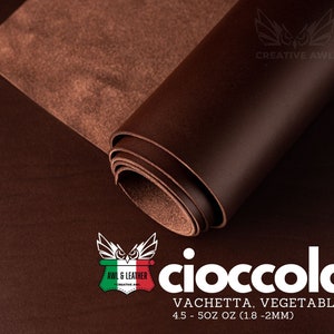 Puede incluir: Un rollo de cuero marr&oacute;n oscuro etiquetado "cioccolata Vachetta, curtido vegetal 4,5 - 5 oz (1,8 - 2 mm)".