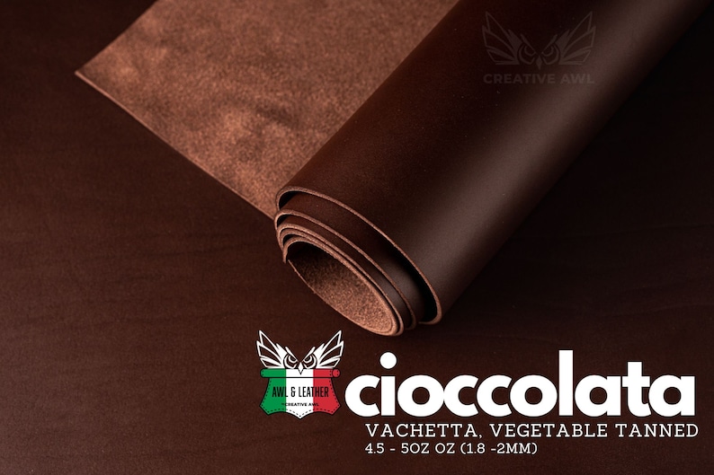 Puede incluir: Un rollo de cuero marr&oacute;n oscuro etiquetado "cioccolata Vachetta, curtido vegetal 4,5 - 5 oz (1,8 - 2 mm)".