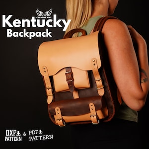 Puede incluir: Una mochila de cuero marrón claro con un bolsillo de cuero marrón y hebillas. La mochila está etiquetada como "Kentucky Backpack" y "DXF & PDF PATTERN".