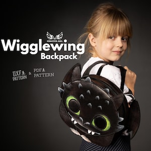 Può includere: Uno zaino nero con un design a forma di faccia di drago, con occhi verdi e punte bianche. Lo zaino è indossato da una persona. Il testo "Wigglewing Backpack" è visualizzato sopra lo zaino, con "DXF & PATTERN" e "PDF & PATTERN" sotto.