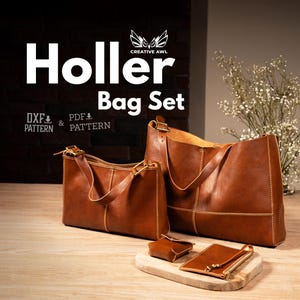 Puede incluir: Un conjunto de bolsos de cuero marrón, que incluye un bolso tote, un bolso de hombro, un pequeño monedero y una cartera. El texto "Holler Bag Set" es visible.