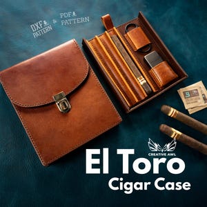 Pode incluir: Um estojo de charutos de couro marrom com um estojo aberto correspondente contendo acessórios. Dois charutos com faixas douradas e um pequeno pacote estão ao lado do estojo. O texto "El Toro Cigar Case" é exibido.