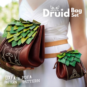 Könnte beinhalten: Ein Set aus zwei braunen Ledertaschen mit grünen Blattakzenten. Die größere Tasche hat einen Kordelverschluss und die kleinere Tasche einen Klappenverschluss. Beide Taschen haben ein gesticktes keltisches Knotendesign auf der Vorderseite. Der Text "Druid Bag Set" ist im Bild sichtbar.