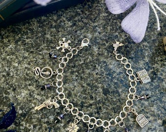 Metallarmband med berlocker – inspirerat av The Bonds that Tie