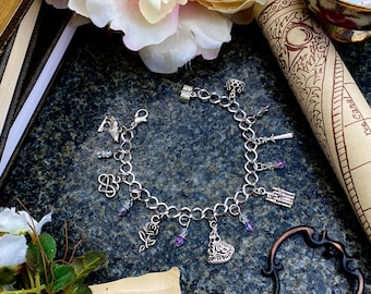 Pulsera con dijes de metal tropo romántico de La Bella y la Bestia