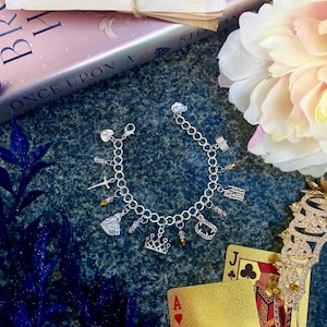 Pulsera con dijes inspirados en Érase una vez un corazón roto