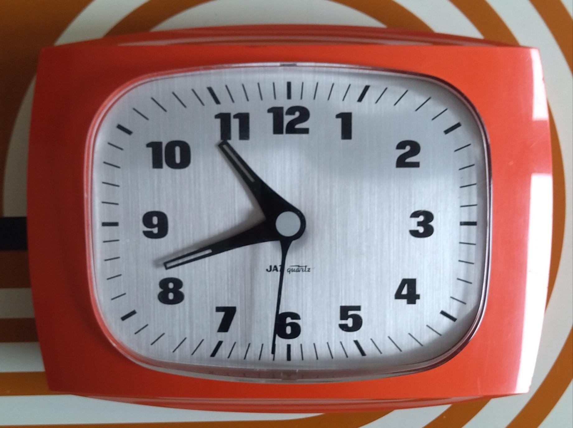 Horloge Murale Ancienne JAZ En Céramique - Crème Et Marron, France 1940/50
