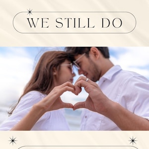 Puede incluir: Imagen de una pareja formando un corazón con sus manos. El texto "WE STILL DO" está en la parte superior. Debajo, el texto dice "FULLY WRITTEN VOW RENEWAL CEREMONY SCRIPT". El fondo es de un color suave y neutro.