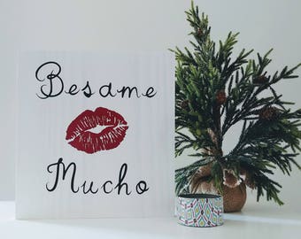 Besame MUCHO Tabla de Madera 12 x 12 (Kiss Me Lots- Wood Pallet Sign Plaque) Espanol (Spanish)