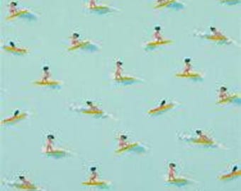 Puede incluir: Un patrón repetido de surfistas montando olas sobre un fondo azul claro. Los surfistas llevan todos trajes de baño rosas y tienen el pelo oscuro. Las olas son blancas y espumosas. Los surfistas están todos mirando hacia el lado derecho de la imagen.