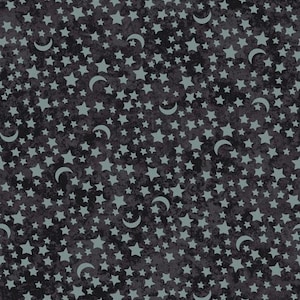 Puede incluir: Una tela gris oscura con un patr&oacute;n repetitivo de estrellas y lunas crecientes de color azul claro.