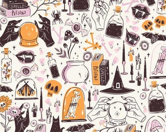 Op de afbeelding: Een herhalend patroon met Halloween-motieven. Het ontwerp omvat spreukenboeken, drankflessen, vleermuizen, spinnen, schedels, een heksenhoed en een kristallen bol. Het kleurenschema bevat zwart, oranje, roze en wit.