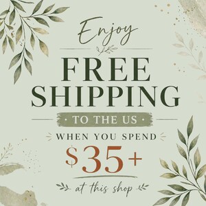 Pu&ograve; includere: Una grafica verde chiaro con illustrazioni di foglie botaniche verde scuro negli angoli. Il testo recita: Enjoy FREE SHIPPING TO THE US WHEN YOU SPEND $35+ at this shop. Il testo &egrave; presentato con un mix di caratteri verde scuro.