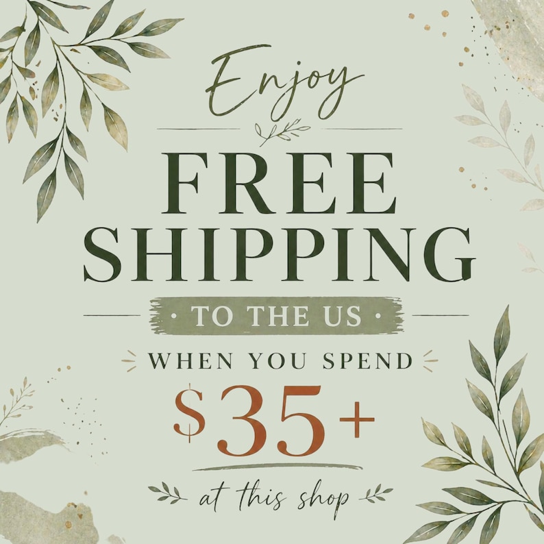Pu&ograve; includere: Una grafica verde chiaro con illustrazioni di foglie botaniche verde scuro negli angoli. Il testo recita: Enjoy FREE SHIPPING TO THE US WHEN YOU SPEND $35+ at this shop. Il testo &egrave; presentato con un mix di caratteri verde scuro.