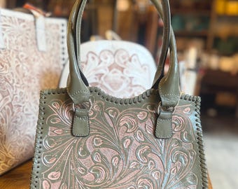 Bolsa estilo carteiro KAREN em couro trabalhado à mão – Bolsa de ombro floral artesanal, estilo country, estilo cowgirl, chique rodeio.