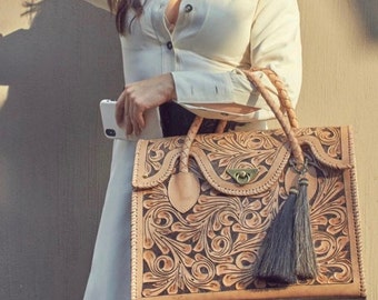Bolso de fin de semana de piel repujada a mano ROMMY: bolso de viaje de piel de vacuno plena flor, bolso de mano grande hecho a mano, bolso de cuero artesanal de estilo bohemio occidental.