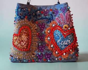 Bolso tote de mezclilla pintado a mano con corazón, ojo místico y letras - Bolso de mezclilla bordado a mano único - Bolso tote bohemio artesanal con corazón y ojo