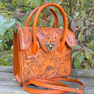 Bolso de piel repujada a mano “MINI ROMMY” – Bolso de médico mexicano estilo western, bolso de hombro de vaquera, bolso boho de piel repujada, bolso de piel marrón Honey Floral