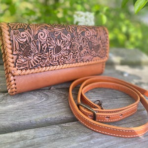 "Hand-punzierte Leder Crossbody & Clutch ""CLASSICA"", Vintage-Stil, Tasche im Western-Stil, hellbraune Leder-Clutch, punzierte Ledertasche, Blumenmuster."