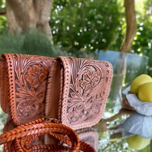 Cartera cruzada de cuero repujado a mano "BETY", bolso repujado, bandolera de cuero marrón, funda para pasaporte, bolso de viaje, funda para móvil, regalos navideños