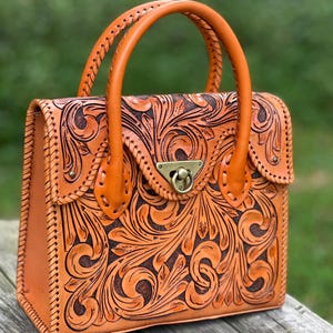 Bolso de piel repujada a mano “MINI ROMMY” – Bolso de médico mexicano estilo western, bolso de hombro de vaquera, bolso boho de piel repujada, bolso de piel marrón Honey Guias