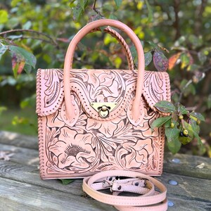 Bolso de piel repujada a mano “MINI ROMMY” – Bolso de médico mexicano estilo western, bolso de hombro de vaquera, bolso boho de piel repujada, bolso de piel marrón Nude Floral